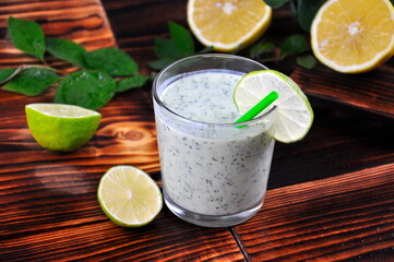 Smoothies with cucumber and lime.