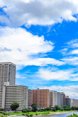 マンション群と青空