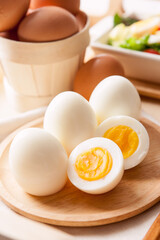 Fototapeta na wymiar 계란과 삶은 달걀 