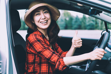 運転席と笑顔の女性