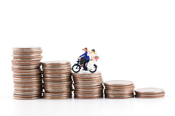 The groom bikes the bride to climb the increased coin