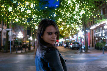 イルミネーションの綺麗なバンクーバーのダウンタウンを歩くメキシコ人女性