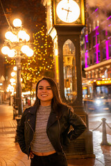 観光地の前で知り合いに声をかける女性