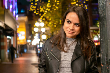 Fototapeta premium 夜のダウンタウンで恋人を待つラテン系女性