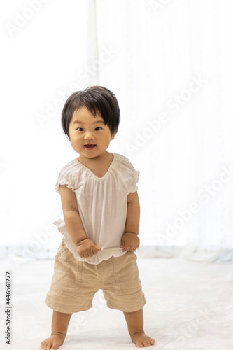 両足だけで立った赤ちゃん 1歳 日本人 女の子 Baby Poster Ba Poko42