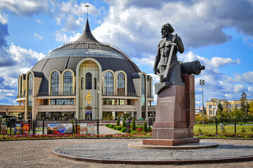 New building of the Weapons Museum with Nikita Demidov monument in Tula - obrazy, fototapety, plakaty