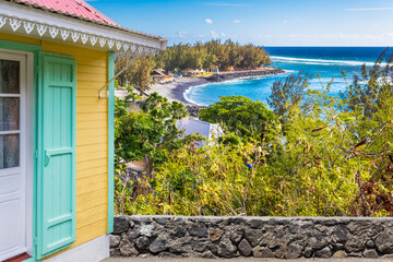 Maison créole avec vue sur la baie de Saint-Leu, île de la Réunion 