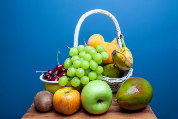 Fruta de temporada sobre fondo azul