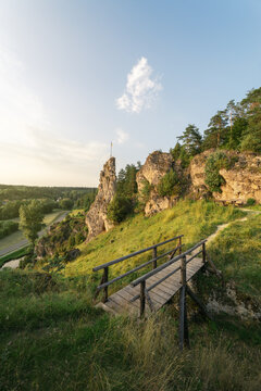 Felsformation und kleine Holzbr&uuml;cke in der Fr&auml;nkischen Schweiz bei Sonnenuntergang