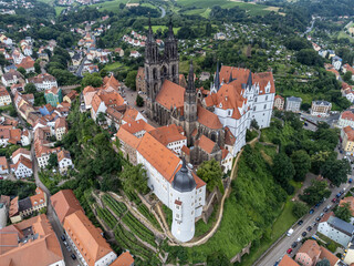 Luftaufnahme der Albrechtsburg mit Dom in der Stadt Meißen
