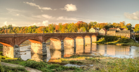 Obraz premium Long brick bridge in sunny autumn day, Kuldiga, Latvia.