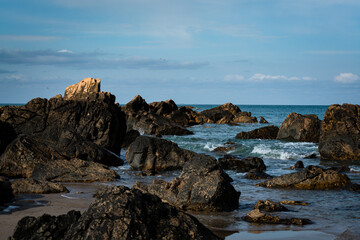 Paisaje de costa con rocas sobre el mar