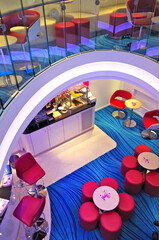Elegante Sitzmöbel in Lounge auf Kreuzfahrtschiff in modernem Ambiente in Bar Lounge - Design...