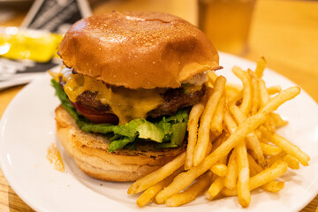 ハンバーガーとフライドポテト