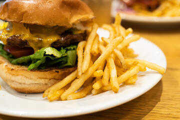 ハンバーガーに添えられたフライドポテト