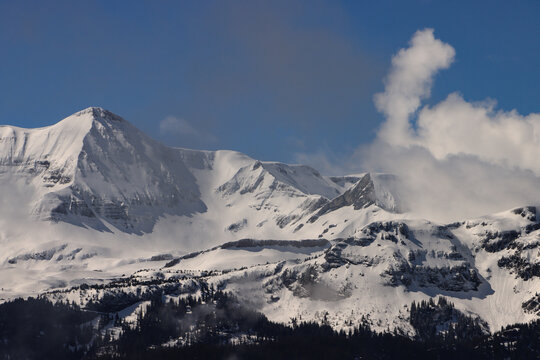 Schneebedeckte Schweizer Bergwelt im Mai 2021; Blick von Nordosten auf Faulhorn und Schwabhoren