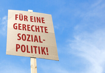 Schild mit der Devise: für eine gerechte Sozialpolitik