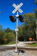 Railroad crossing warning signal