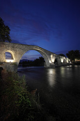 Fototapeta na wymiar Die im 17. Jahrhundert erbaute Brücke von Arta in Epirus.