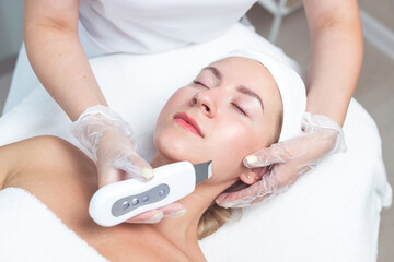 Obraz na płótnie Canvas A holistic skin care treatment with an ultrasonic cleaner