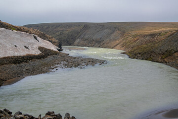 Schlucht mit Fluss Jökulvisl im Gebiet der Hochlandroute Kjalvegur, Kjölur beim Kerlingarfjöll im Hochland von Island.