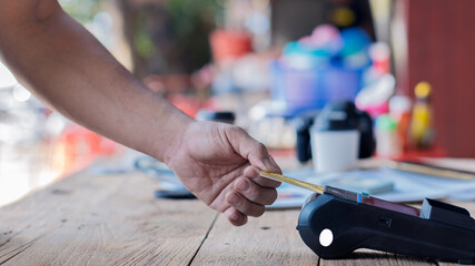 Paying with a credit card on a store card swipe machine