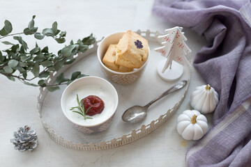 ヨーグルトとスコーン