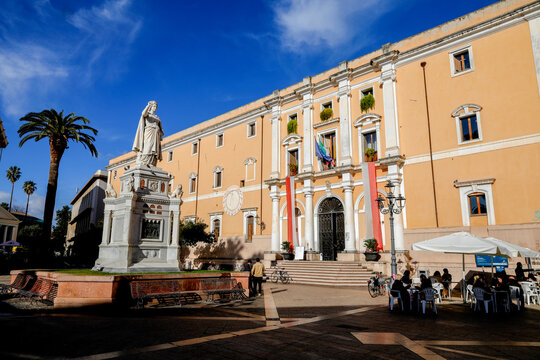 Statue of Eleonora d'Arborea and Palazzo degli Scolopi town hall on Piazza Eleonora, Oristano, Sardinia, Italy