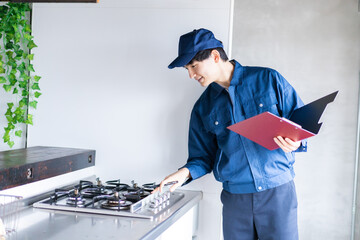 ガスの点検をする男性の作業員