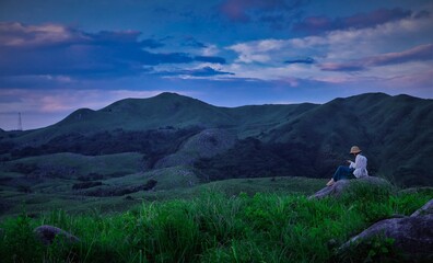 Naklejka premium カルスト台地で佇む女性