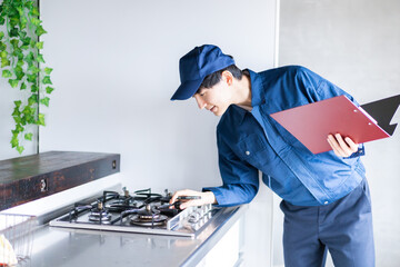 ガスの点検をする男性の作業員
