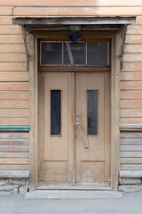 Obraz premium Wooden door in the building