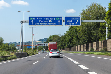 Mühlkreisautobahn A7 bei der Abfahrt Linz-Urfahr - obrazy, fototapety, plakaty
