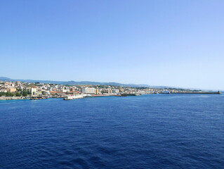 Fototapeta na wymiar il mare blu con vista della costa della città di messina in sicilia