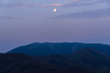 Obraz premium Landscape of the moon over the Sun Valley Idaho High Desert during Sunset