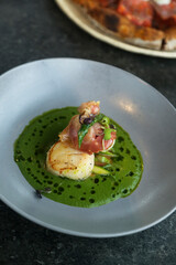 Roasted scallops with spinach and prosciutto 