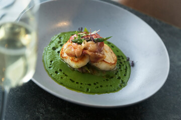 Roasted scallops with spinach and prosciutto 