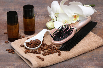 Koffein-Shampoo mit Kaffebohnen,Haarbürste und Kamm auf einem Handtuch,
