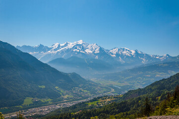 Fototapeta na wymiar Sallanches et Mont Blanc vus de la chaîne des Aravis