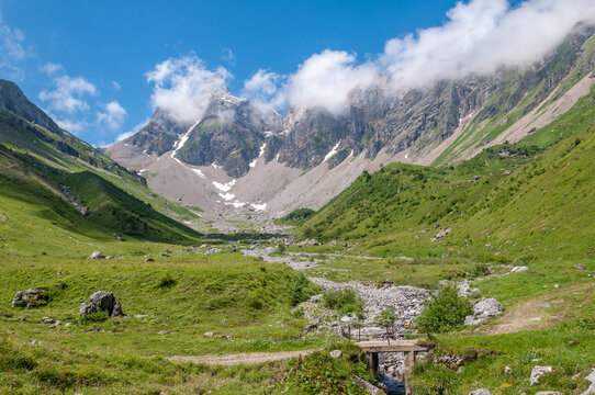 Refuge de Doran et Pointe Perc&eacute;e dans la cha&icirc;ne des Aravis en Haute-Savoie