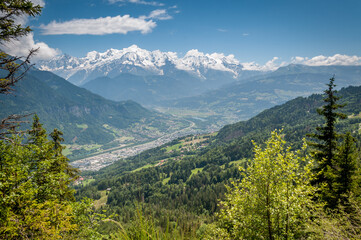 Fototapeta na wymiar Sallanches et Mont Blanc vus de la chaîne des Aravis