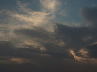 Burzowe chmury i błyskawica; chmury