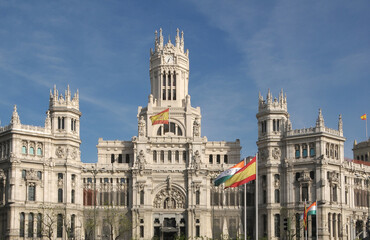 Obraz premium Edificio del Ayuntamiento en el centro histórico de la ciudad de Madrid, capital de España