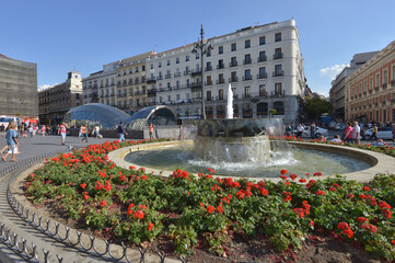 Fuente de agua en la Puerta del Sol del centro histórico de la ciudad de Madrid, capital de España