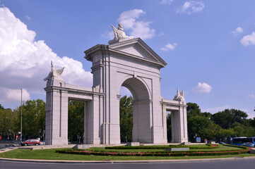Obraz premium Puerta de San Vicente en el centro urbano de la ciudad de Madrid, capital de España