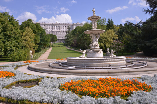 Die 2 509 Besten Bilder Stock Fotos Und Vektorgrafiken Zu Palacio Real Adobe Stock