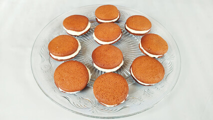 Bolachas de chocolate recheadas com banana e iogurte