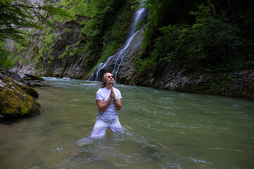 Yoga Gebet im Gebirgsfluss Erlauf