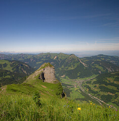 Sommertag im Bregenzerwald in Vorarlberg am Gipfel der Kanisfluh.