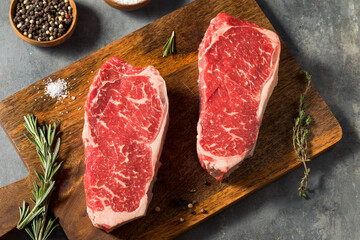 Fototapeta na wymiar Raw Red Organic New York Strip Steak